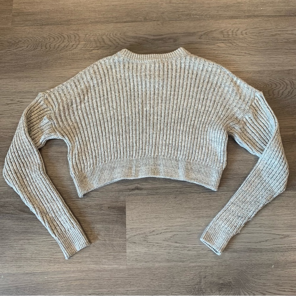 ✨ URBAN OUTFITTERS GRAY CROP SWEATER ✨ - Picture 4 of 5